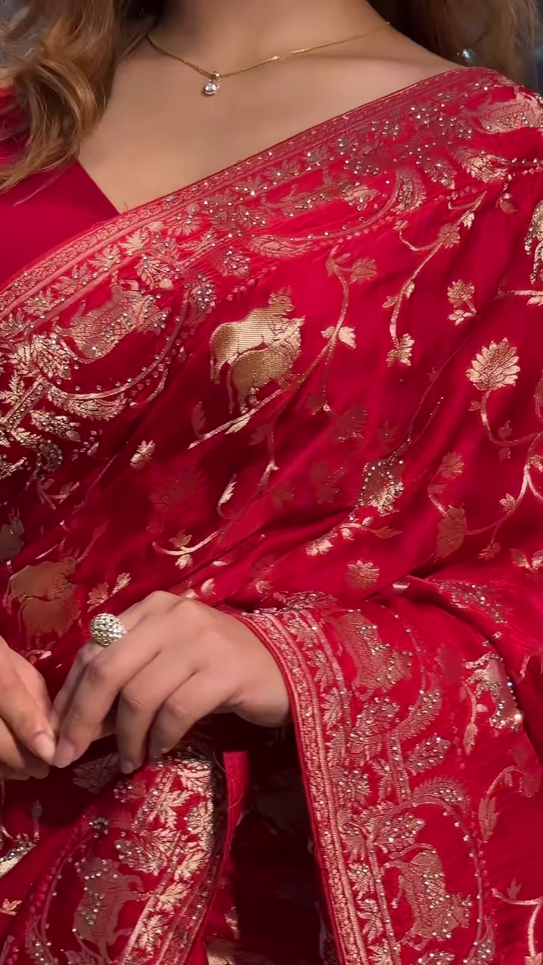 Red Bandhani Silk Woven Saree With Unstitched Blouse Piece - Image 2